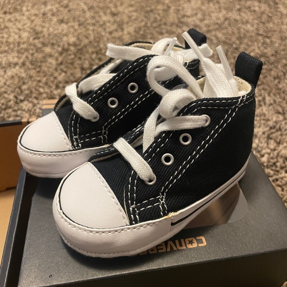 Baby converse size 2 - Picture 2 of 5